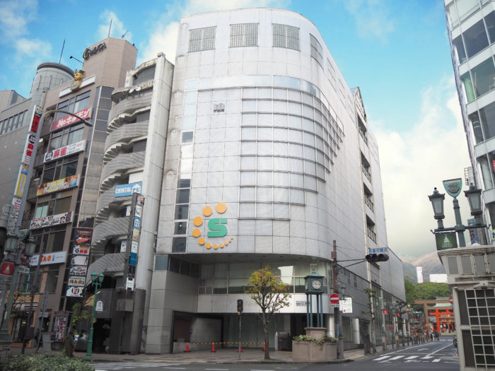 三宮の 東急ハンズ だったビルに S のマークが取り付けられてる 神戸ジャーナル