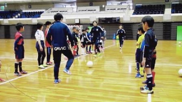 全日本女子フットサル選手権を制した女子フットサルチーム アルコイリス神戸 が小学生向けの フットサルクリニック を開催 8 22 神戸総合運動公園 神戸ジャーナル