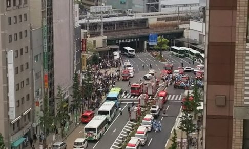 動画 事故の瞬間 Jr三ノ宮駅北側の交差点で車が暴走 多くのケガ人が出た模様 5 3 11時過ぎ 神戸ジャーナル