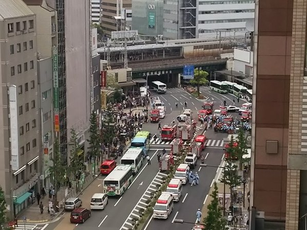 動画 事故の瞬間 Jr三ノ宮駅北側の交差点で車が暴走 多くのケガ人が出た模様 5 3 11時過ぎ 神戸ジャーナル