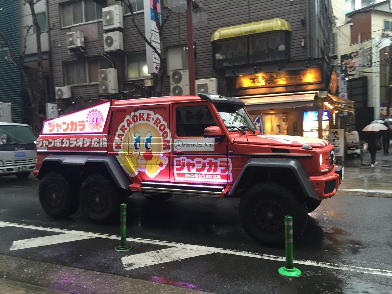 6輪駆動のカラオケ宣伝車 北野坂を走る 神戸フォト 神戸ジャーナル