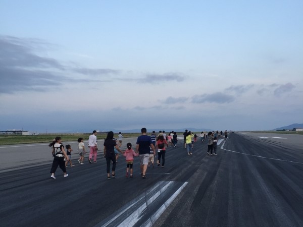 神戸空港の滑走路を歩く 夏休み親子滑走路ウォーク18 8 26 神戸ジャーナル