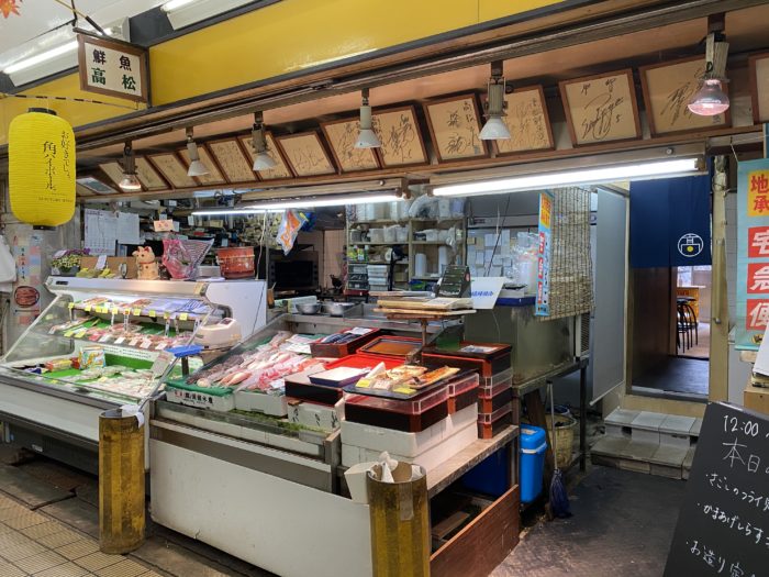 阪神御影駅すぐの魚屋さん 高松商店 の店奥に 飲食スペース ができてる 昼は定食屋 夜は居酒屋としてオープン 神戸ジャーナル