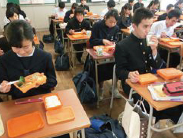 神戸の中学校でデリバリーランチボックスの給食が開始されたそうな 神戸ジャーナル