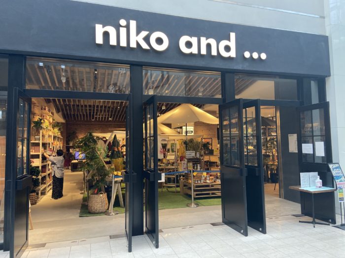 Umie1階の Niko And ニコ アンド が カレーフェス を開催するそう 6月4日 金 から レトルトカレーが並ぶ 本棚 も 神戸 ジャーナル