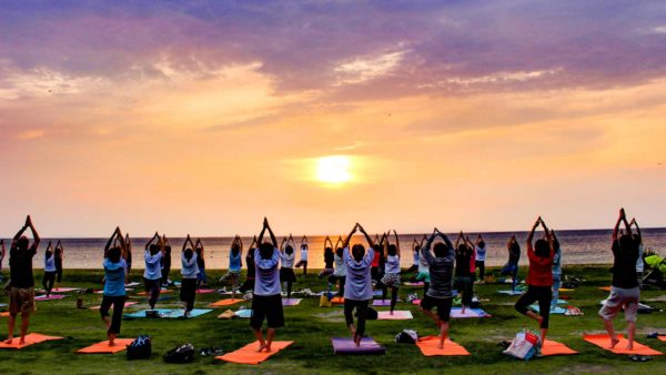 淡路島南あわじ市でヨガ Awaji Beach Yoga あわじビーチヨガ 5 5 19 美しい夕日が見れる慶野松原海岸 神戸ジャーナル