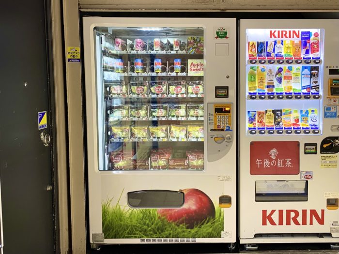 阪神 神戸三宮駅「西改札口」ちかくに『フレッシュりんご自動販売機