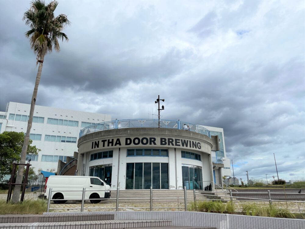 六アイ「マリンパーク駅」の南側に『IN THA DOOR BREWING』っていう