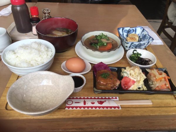 新神戸にある定食屋 味加味 みかみ の日替わり 味加味ランチ さばの味噌煮 和洋メニューが豊富でボリューム満点 神戸ジャーナル