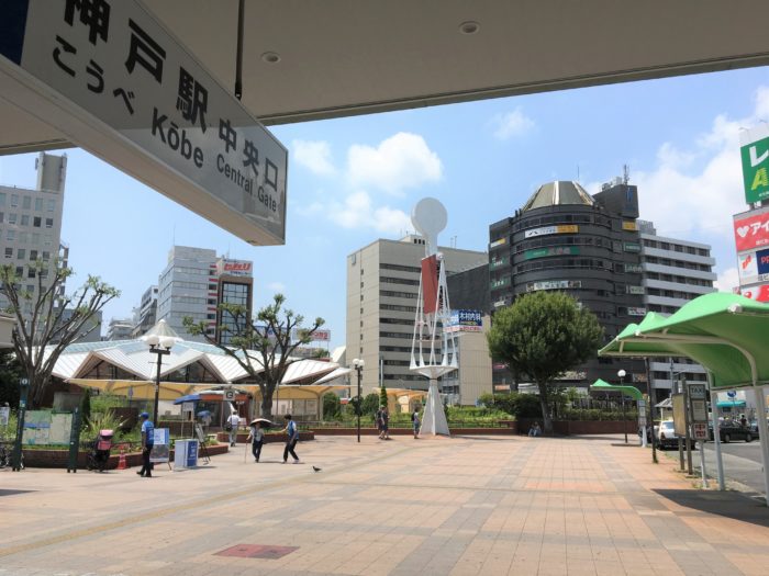 する地下の駐輪場で自転車の出し入れを