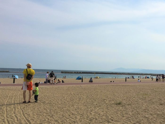 今年は 海水浴場 にならない須磨海岸の週末の様子 すでに泳いでる人の姿も 神戸ジャーナル
