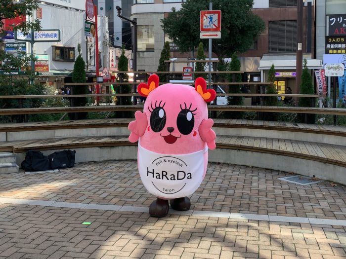 最近いつもjr元町駅にいるかわいいピンク 何のマスコットか確認してみた 神戸ジャーナル