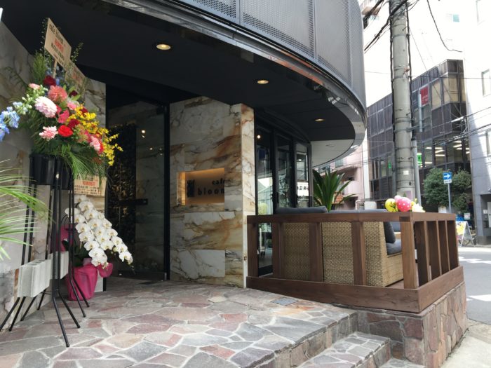 三宮の ラウンドワン 近くにカフェ Bloom ブルーム ができてる ソファーのテラス席がある 神戸ジャーナル