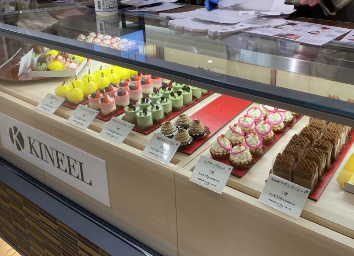 神戸阪急に洋菓子店 Kineel キニール ができてる ミニサイズのケーキ 焼き菓子が並ぶ 京菓子屋スタイル のお店 神戸ジャーナル