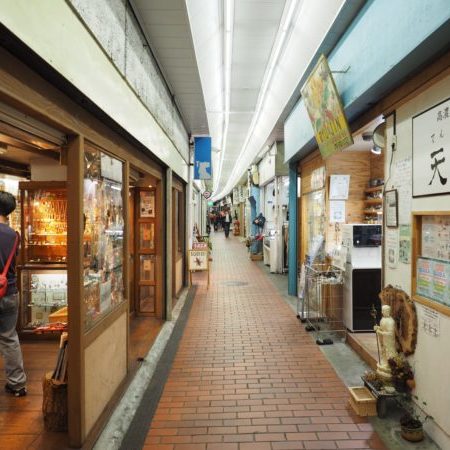 海の近くで約100ブースが出店するフリーマーケット 神戸ハーバーランド シーサイドマーケット 4 1 はねっこ広場 神戸ジャーナル