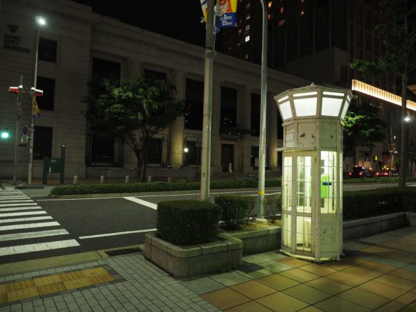 旧居留地にあるレトロすぎる 電話ボックス 神戸市立博物館の前 神戸ジャーナル