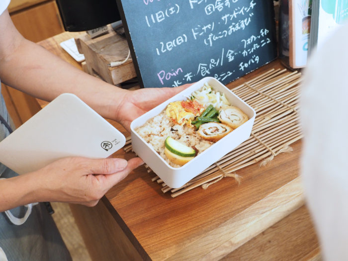 グルメレポ お弁当箱を持参 食料品店 Neighbor Food で デリランチ をテイクアウトしてみた オリジナル調味料やスイーツの販売も 元町 神戸ジャーナル