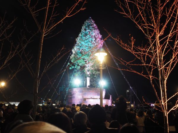 メリケンパークで 世界一のクリスマスツリー を見てきた 12 2 26 初日はマッキーが熱唱 毎日イベント 情熱大陸 の生放送など 神戸ジャーナル