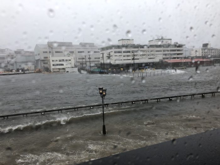ハーバーランドに海水が入る 神戸煉瓦倉庫の屋根が飛んでる 神戸ジャーナル