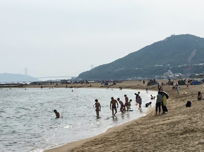 今年は「海水浴場」にならない須磨海岸の週末の様子。すでに泳いでる人の姿も 神戸ジャーナル