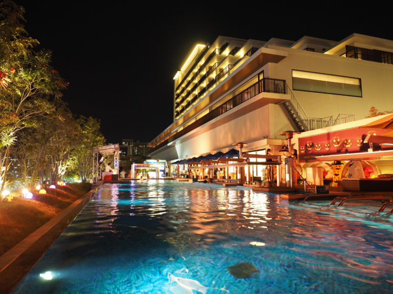 天然温泉旅館「神戸みなと温泉 蓮（れん）」の『ハロウィンナイトプール』に行ってきた。夜の温水プールで全国初の