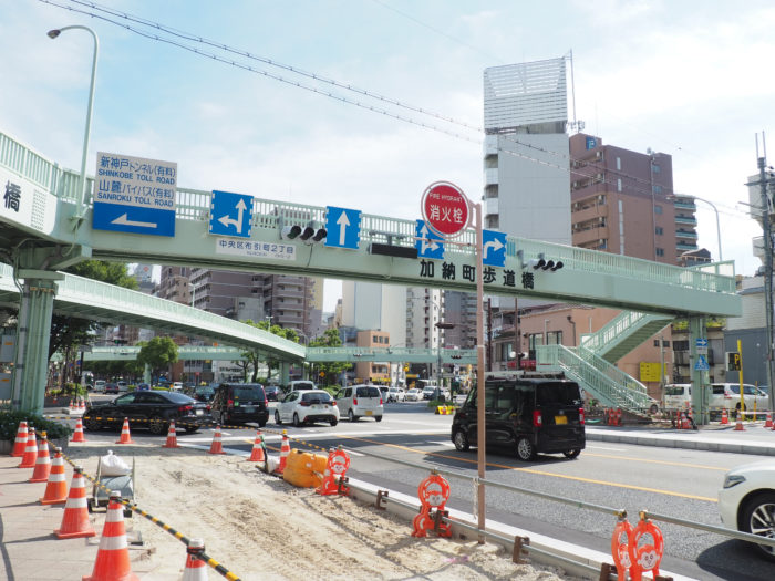 加納町交差点にある イスズベーカリー本店 前の 歩道 を広げる工事が行われてる ほぼ2倍 神戸ジャーナル