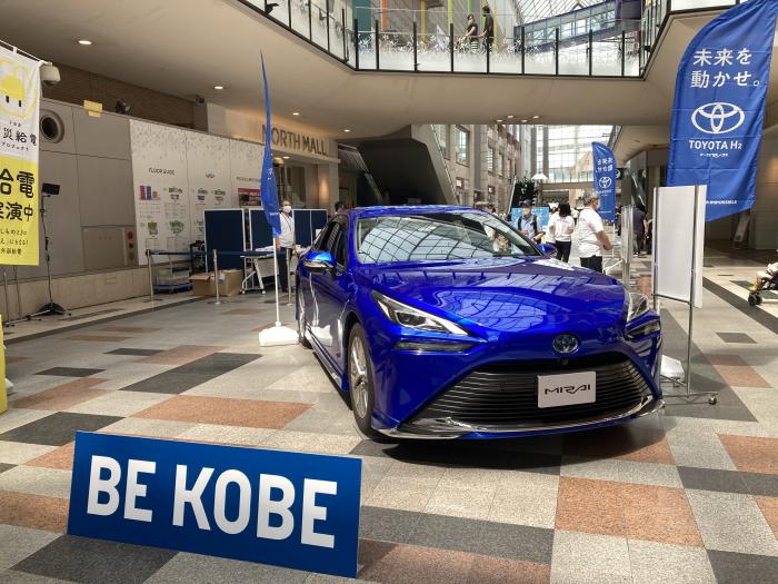 JR三ノ宮駅の駅前広場で、日本で唯一の「水素で走るマイクロバス」が 