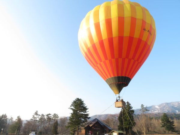 神鍋山山頂から飛行する熱気球体験 神鍋そらんど 常設のアクティビティとしては 関西初 いつでも体験 豊岡市 神戸ジャーナル