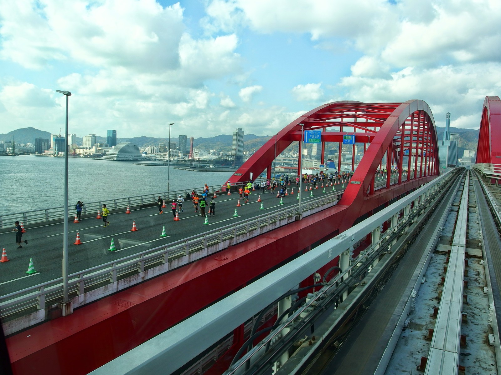 神戸大橋を渡る神戸マラソンのランナー達 神戸フォト 神戸ジャーナル