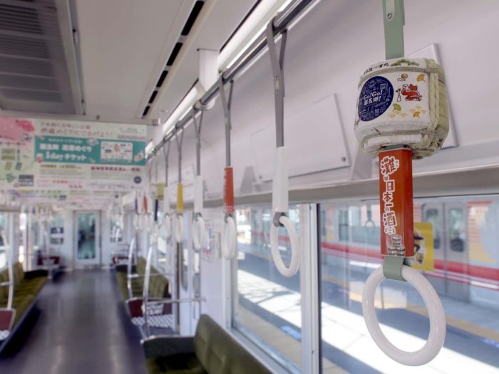 阪神電車で つり革に酒樽がついてる Go Go 灘五郷 トレインが走りはじめたみたい お酒を味わう猫のイラストも 神戸ジャーナル