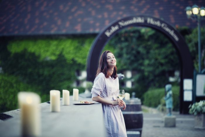 神戸布引ハーブ園で 神戸ガーデンテラスバー がオープン 8月31日まで イルミネーションを見ながら お花 が入ったカクテルが飲める 神戸ジャーナル