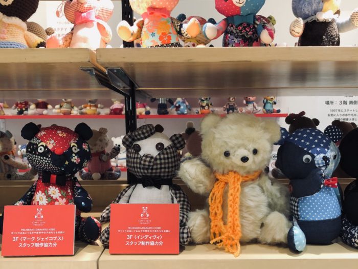 大丸神戸店で フェリシモ ハッピートイズプロジェクト の クマ のぬいぐるみを展示中 12月25日まで 神戸ジャーナル