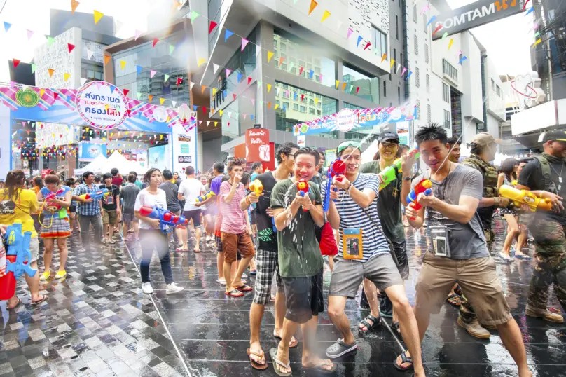 KOBE SOUTH ソンクラーン 神戸 ナイトソンクラーン タイ 水かけ祭り イベント ハーバーランド 高浜岸壁
