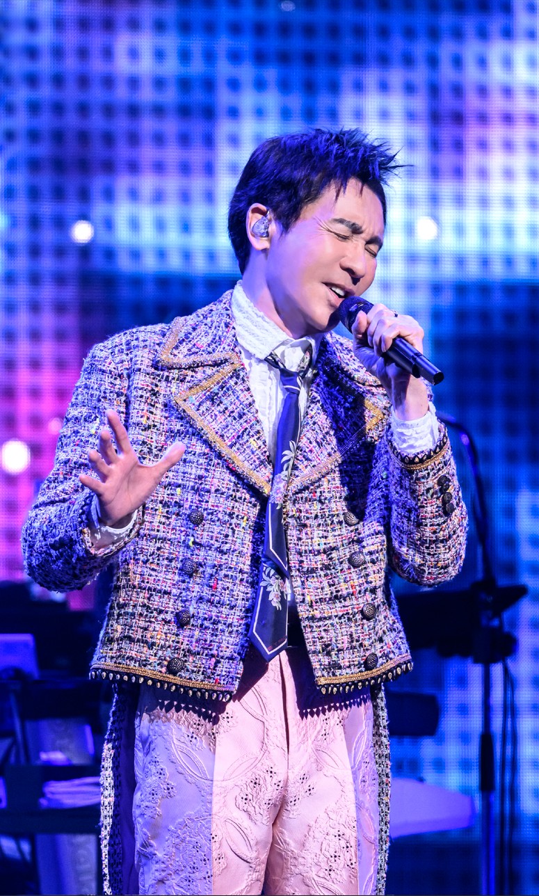 郷ひろみが全国30会場・43公演の『コンサートツアー』を開催！ 兵庫県