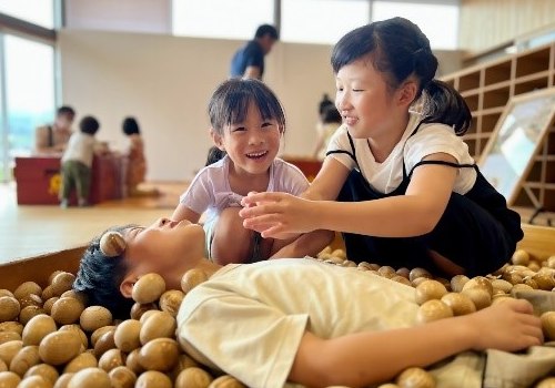 木のたまごプールで遊ぶ子どもたち