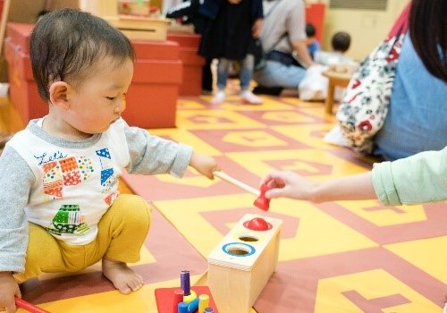 赤ちゃんも遊べる木のおもちゃ