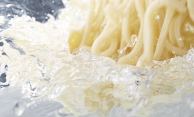 水にさらされた打ちたてのうどん