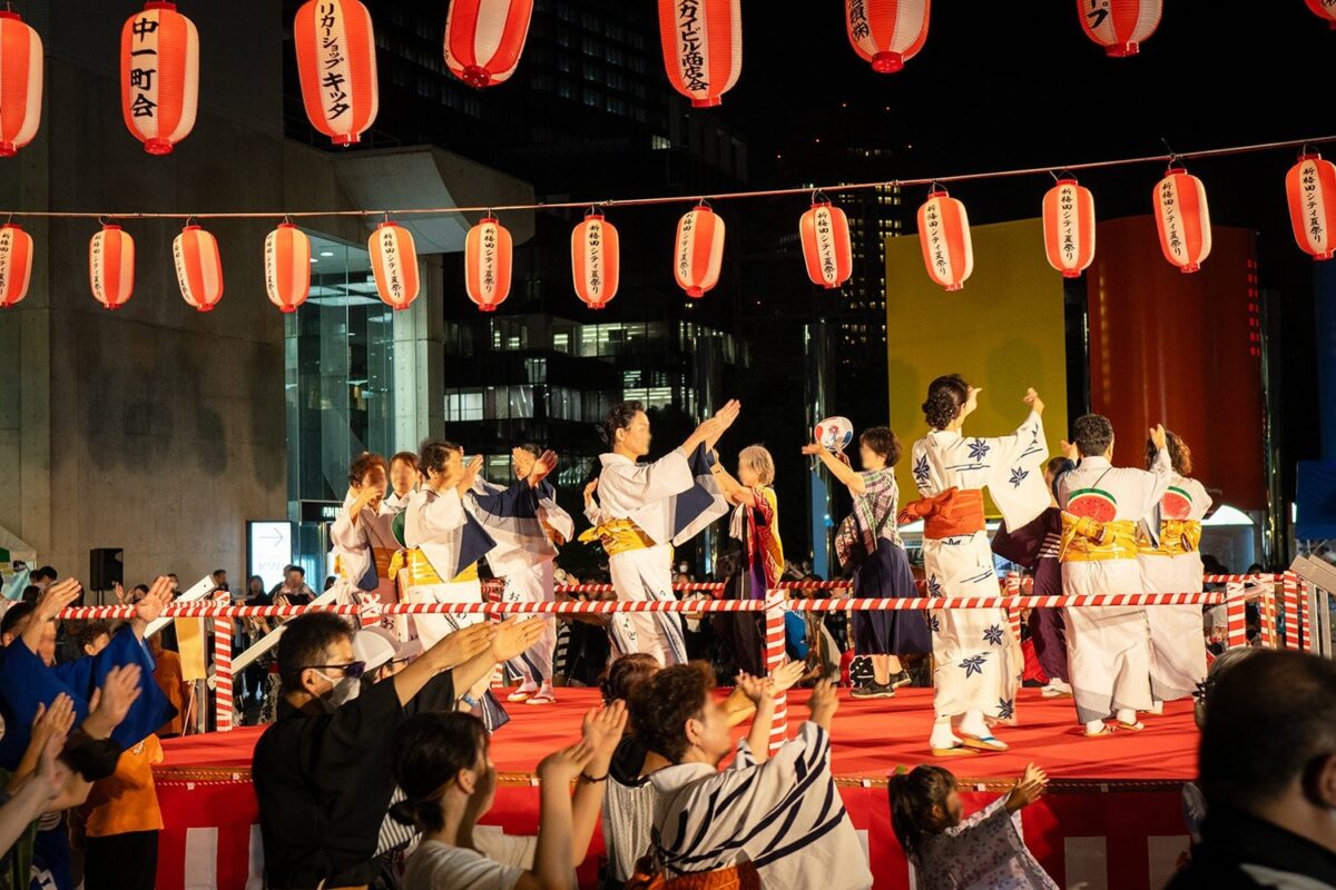 広場を彩る提灯イルミネーション