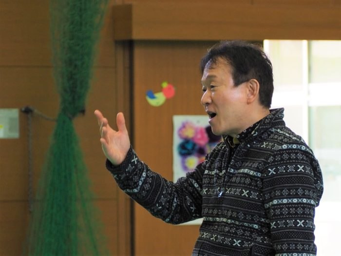 穏やかに笑う臼井真さん