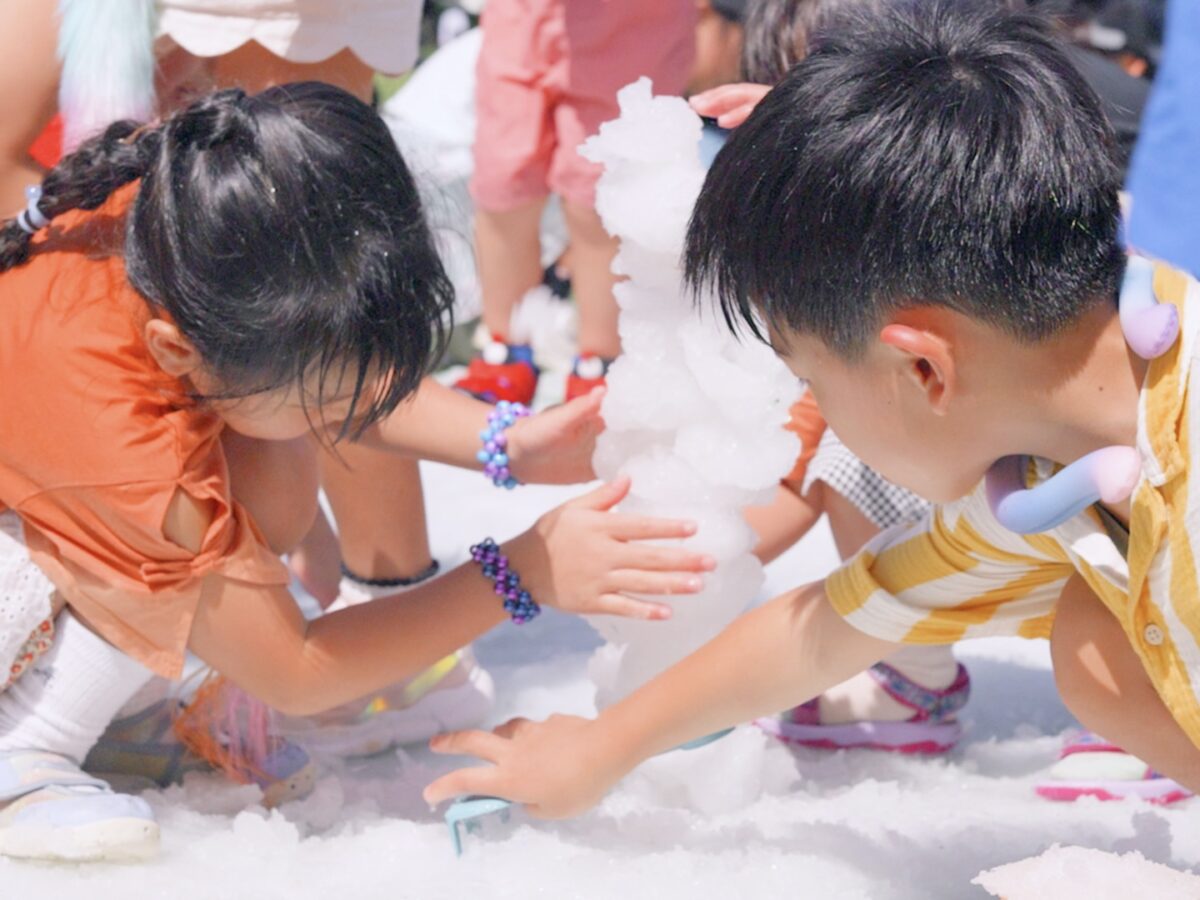 真夏の雪あそびの様子