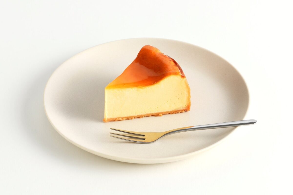 皿に取り分けたユーハイムの冷蔵チーズケーキ