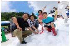 雪の広場で雪あそびを楽しむ家族