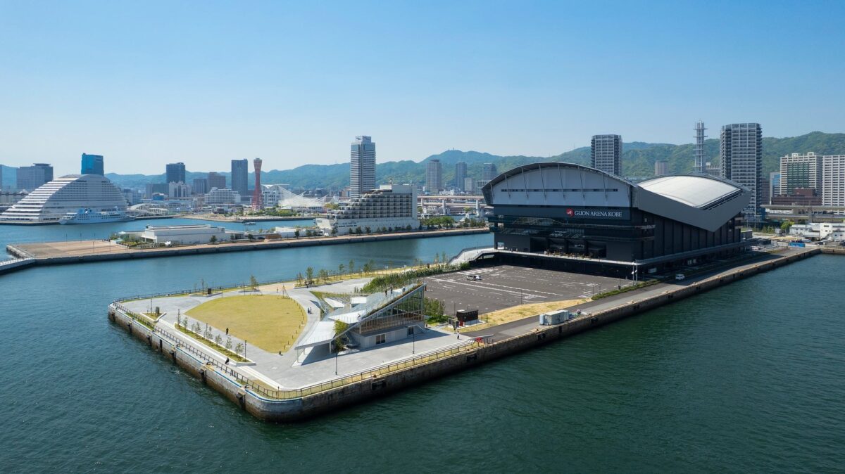 海に囲まれたGLION ARENA KOBEとTOTTEIの全景