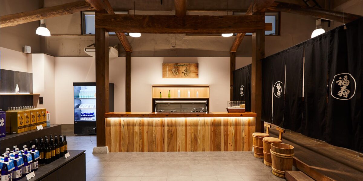 神戸酒心館の蔵元ショップ 東明蔵のカウンター