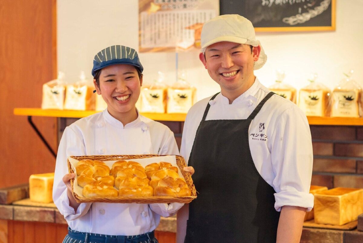 ペンギンベーカリーの店舗と焼きたてパン