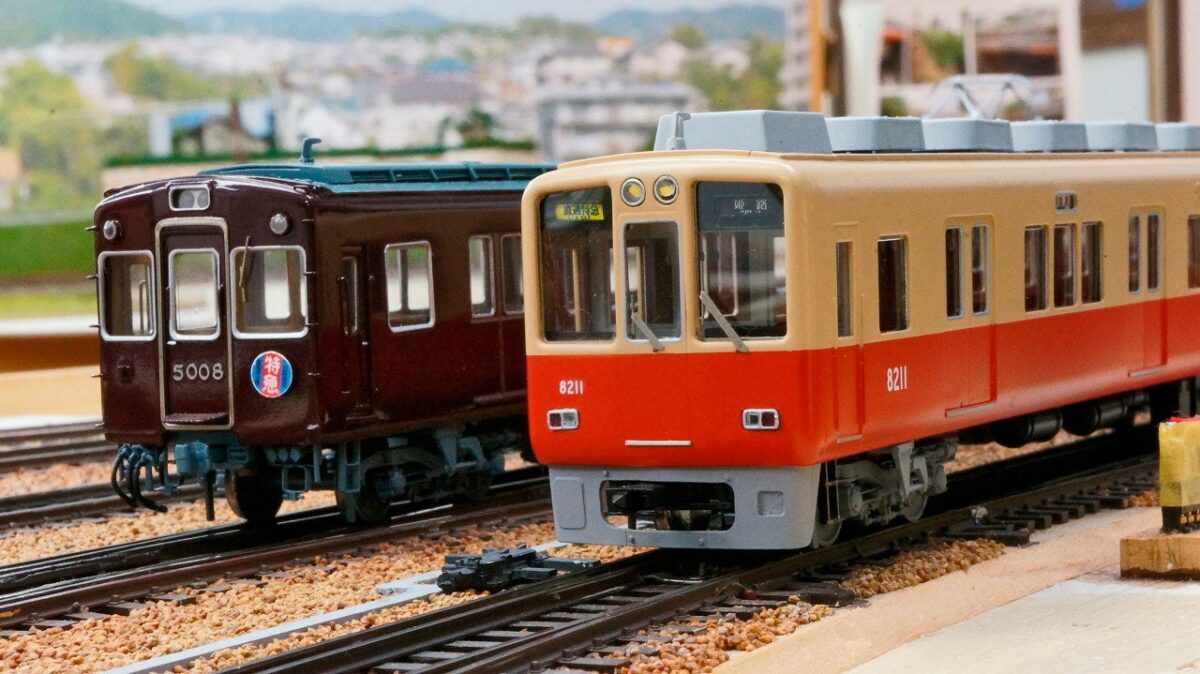 山陽電鉄線を走る阪急電車と阪神電車のジオラマ