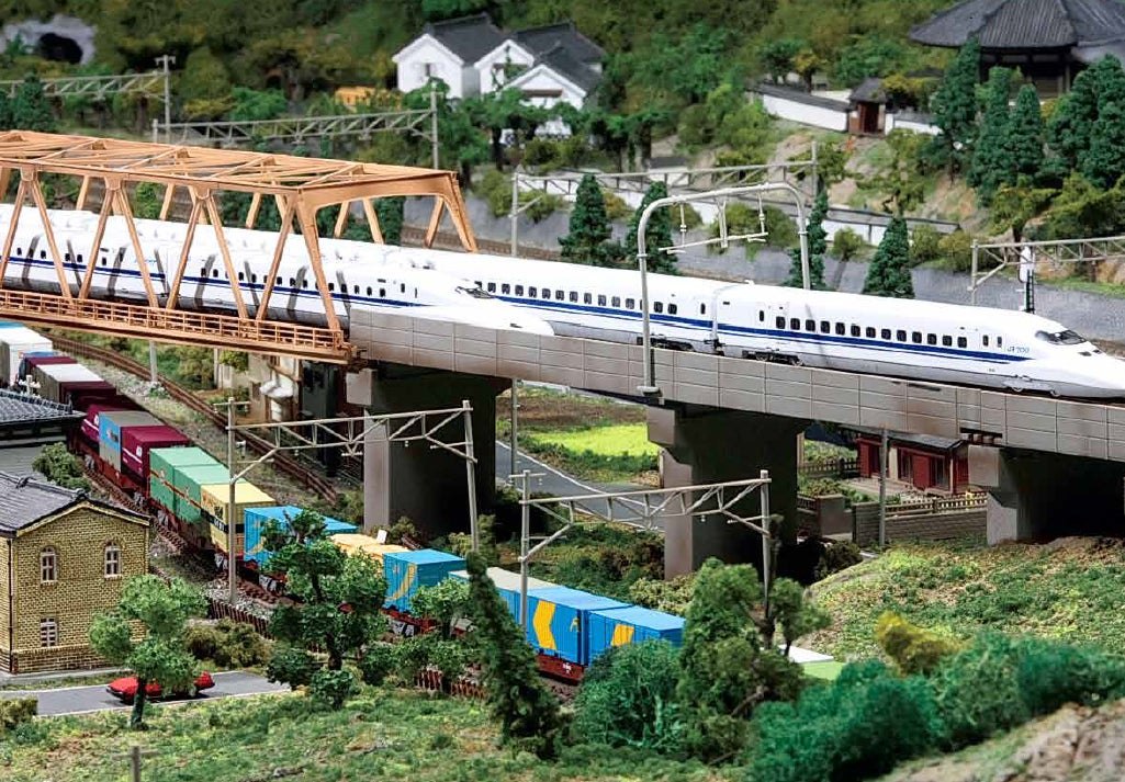 関西の街並みを表現した大型ジオラマ