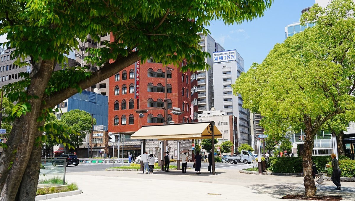 夏の日ざしのなか人が行き交う神戸・三宮の街並み