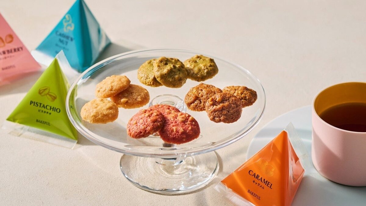 ガラスの器に盛られたひとくちサイズのクッキーと三角の個包装
