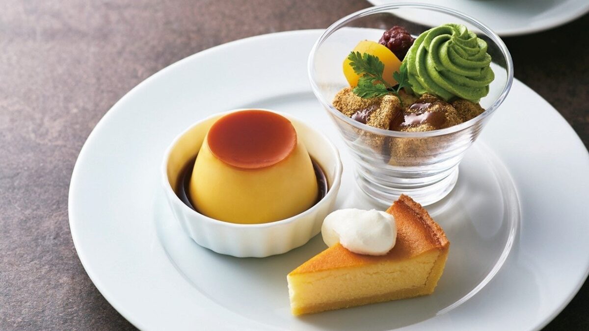 わらび餅と抹茶クリームのミニパフェ・カスタードプリン・チーズケーキを盛り合わせたデザートプレート